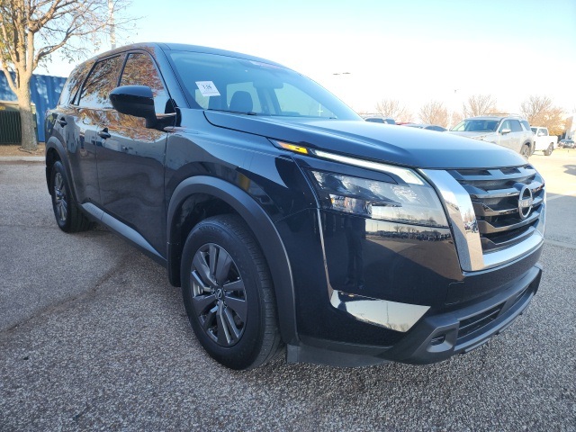 2024 Nissan Pathfinder S's photo