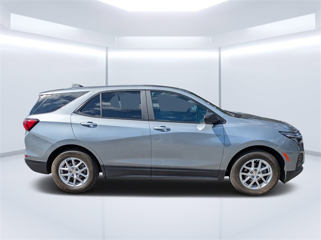 2023 Chevrolet Equinox LS photo 2