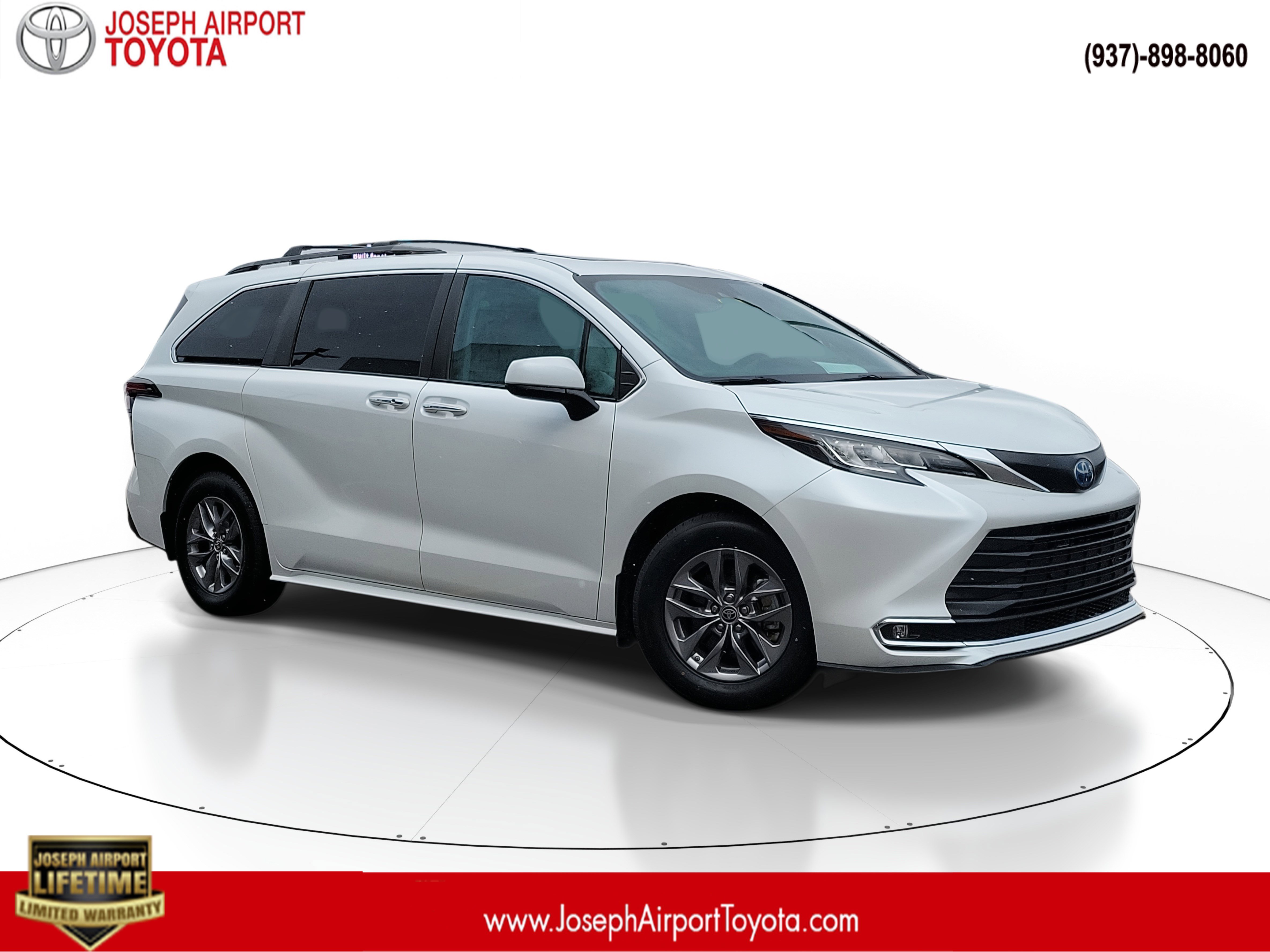 2023 Toyota Sienna XLE's photo