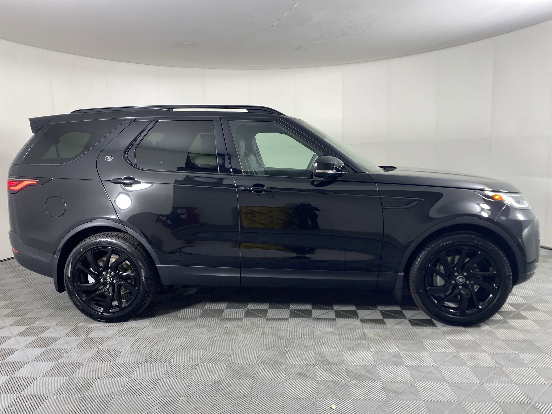 2025 Land Rover Discovery S photo 5