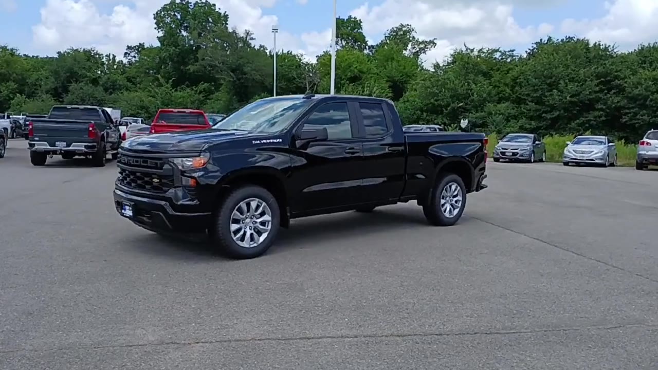 2025 Chevrolet Silverado 1500 Custom photo 4