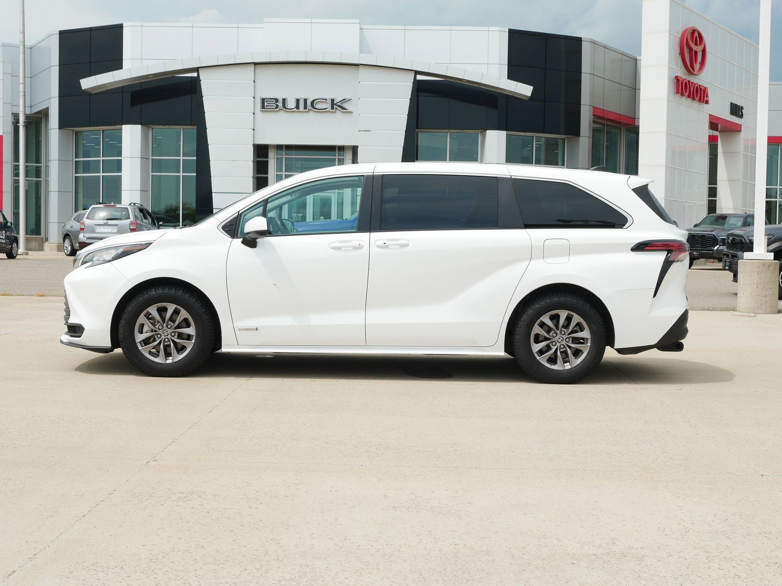 Used 2021 Toyota Sienna LE with VIN 5TDKRKEC1MS045321 for sale in Willmar, Minnesota