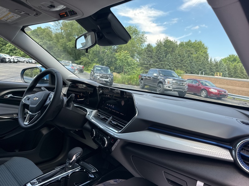 2025 Chevrolet Trax LT photo 34