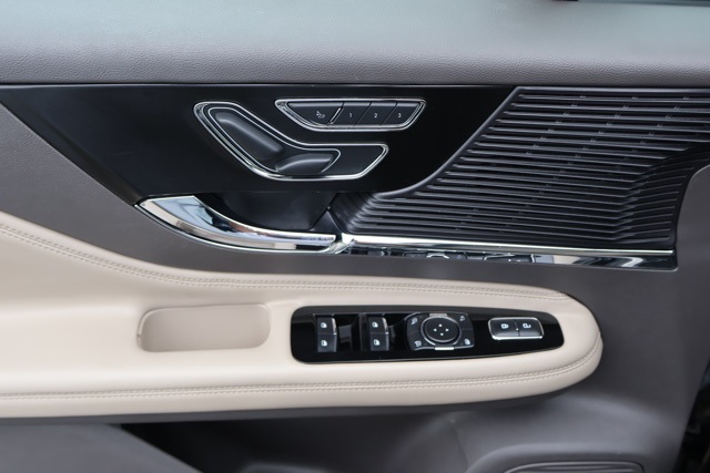 2022 Lincoln Corsair Standard photo 12