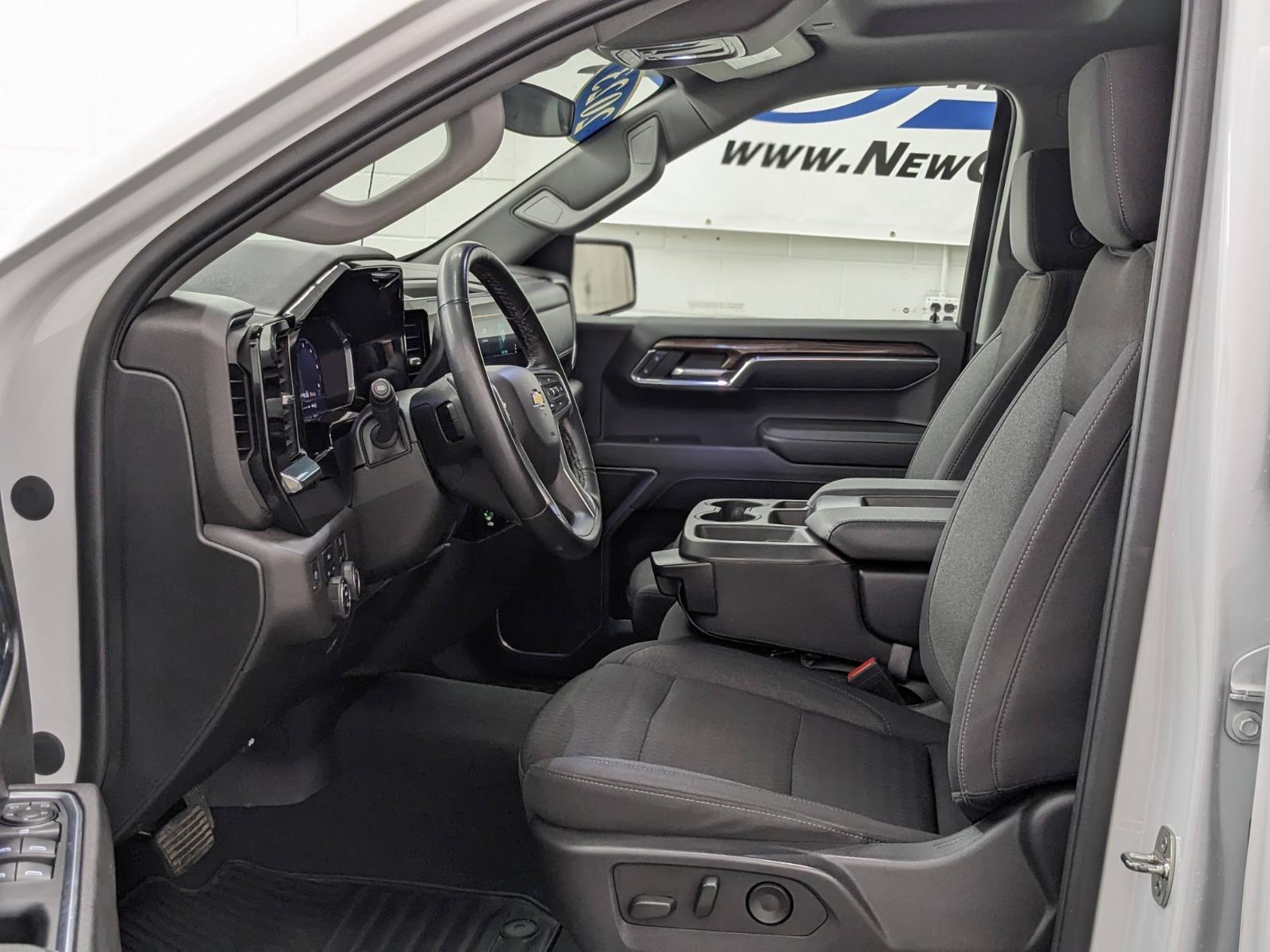 2023 Chevrolet Silverado 1500 photo 3