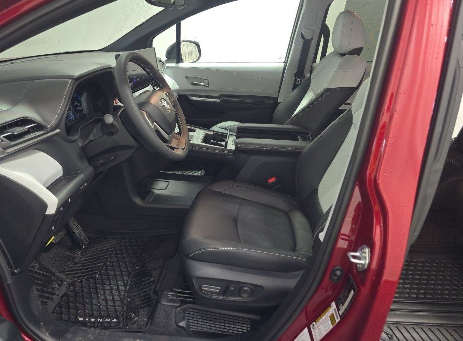 2025 TOYOTA SIENNA XSE 4D - Image 4