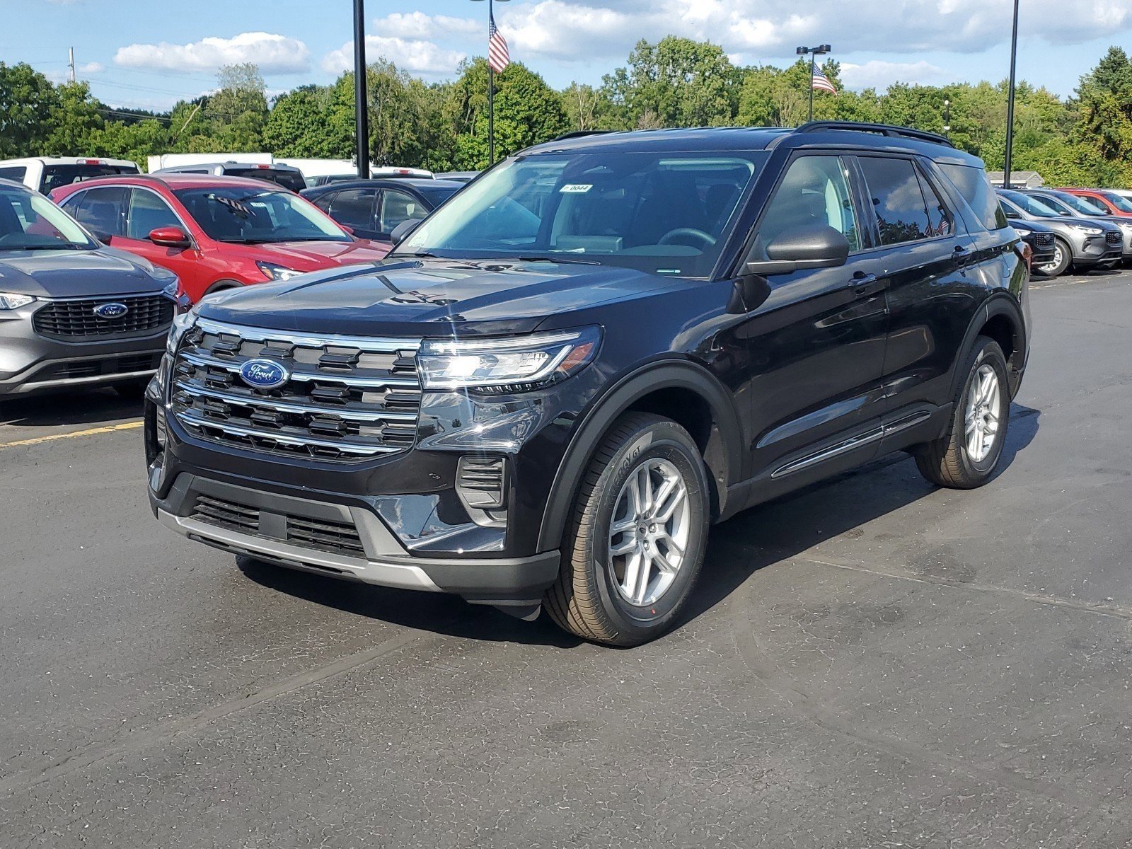2025 Ford Explorer photo 2