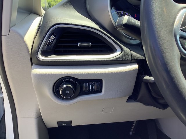 2022 Chrysler Pacifica Touring L photo 15