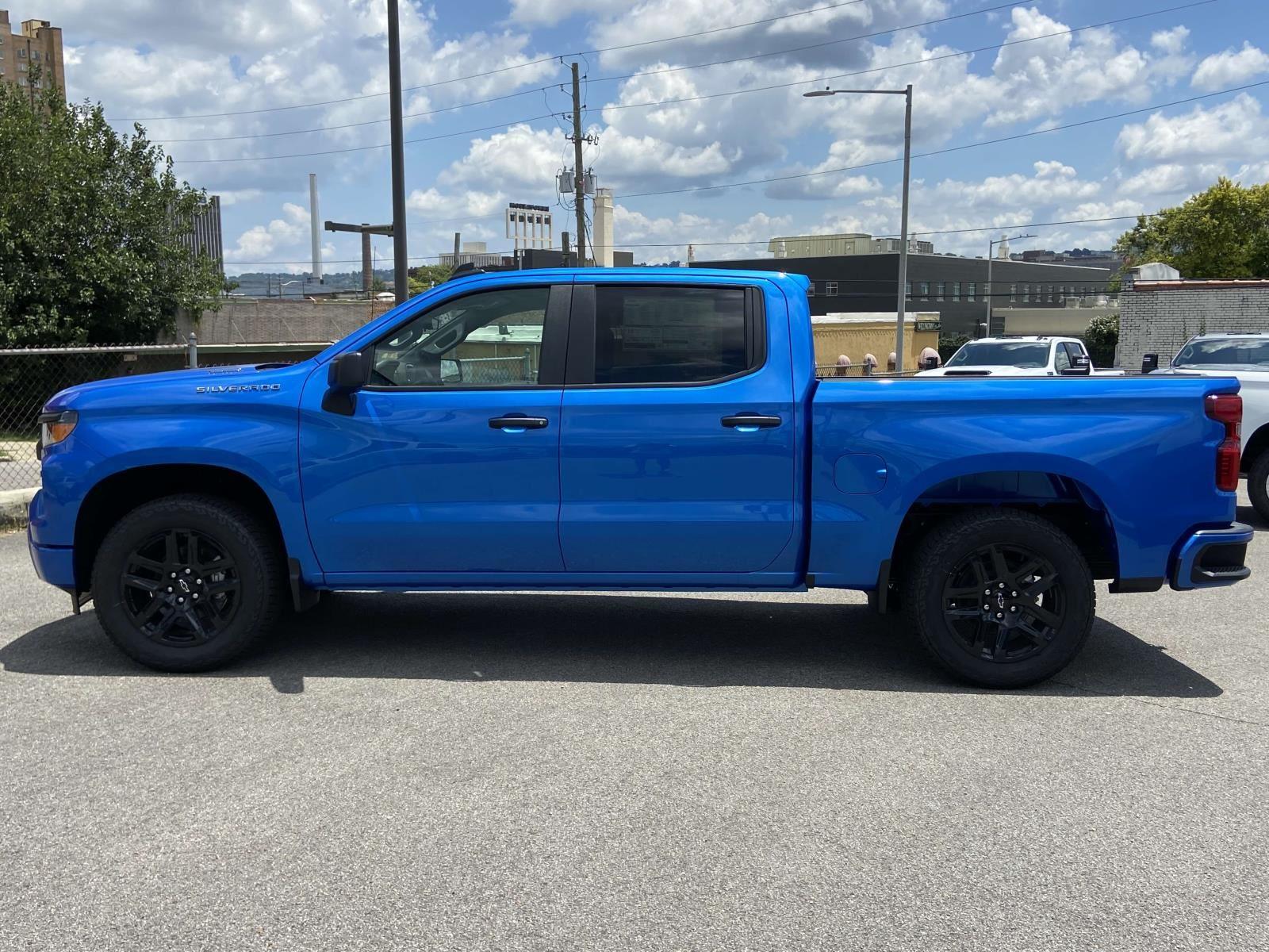 2025 Chevrolet Silverado 1500 Custom photo 2