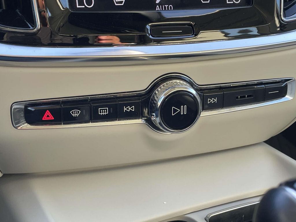 2020 Volvo V60 T5 Momentum photo 16