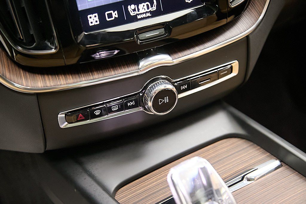 2023 VOLVO XC60 - Image 15