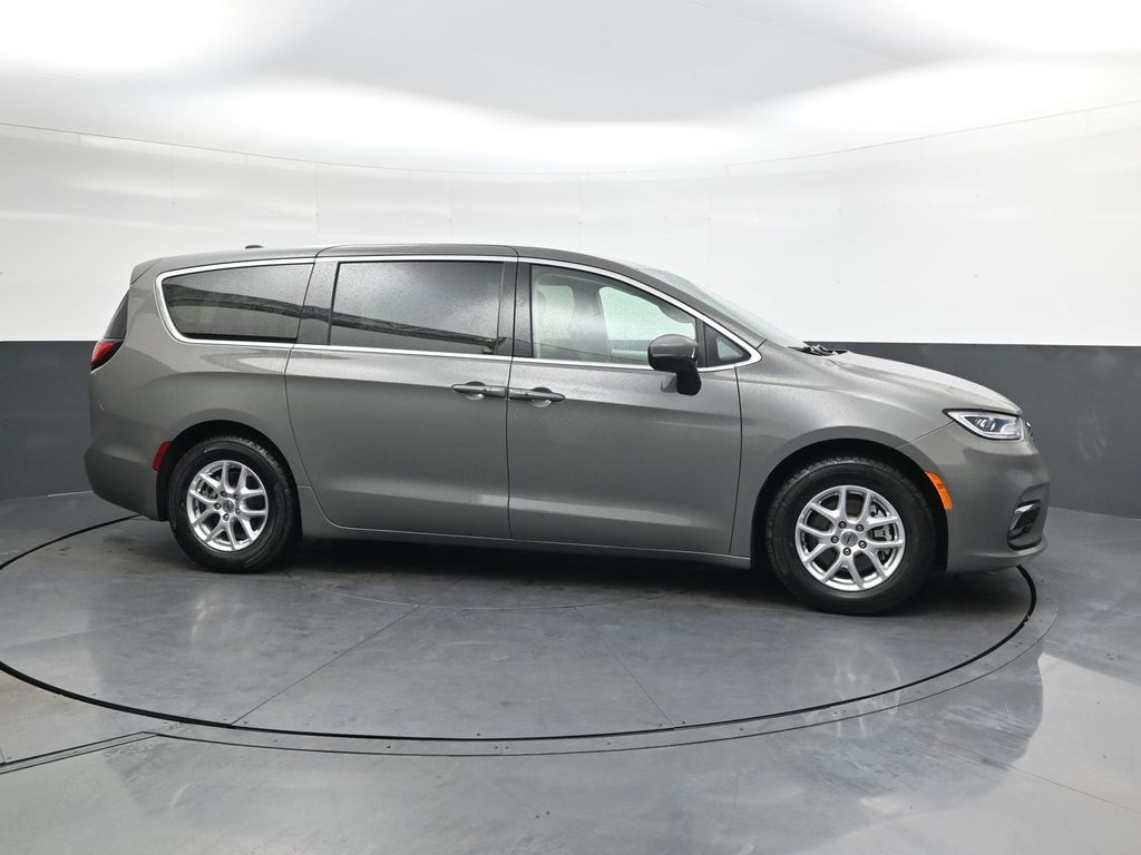 2023 Chrysler Pacifica Touring L photo 2