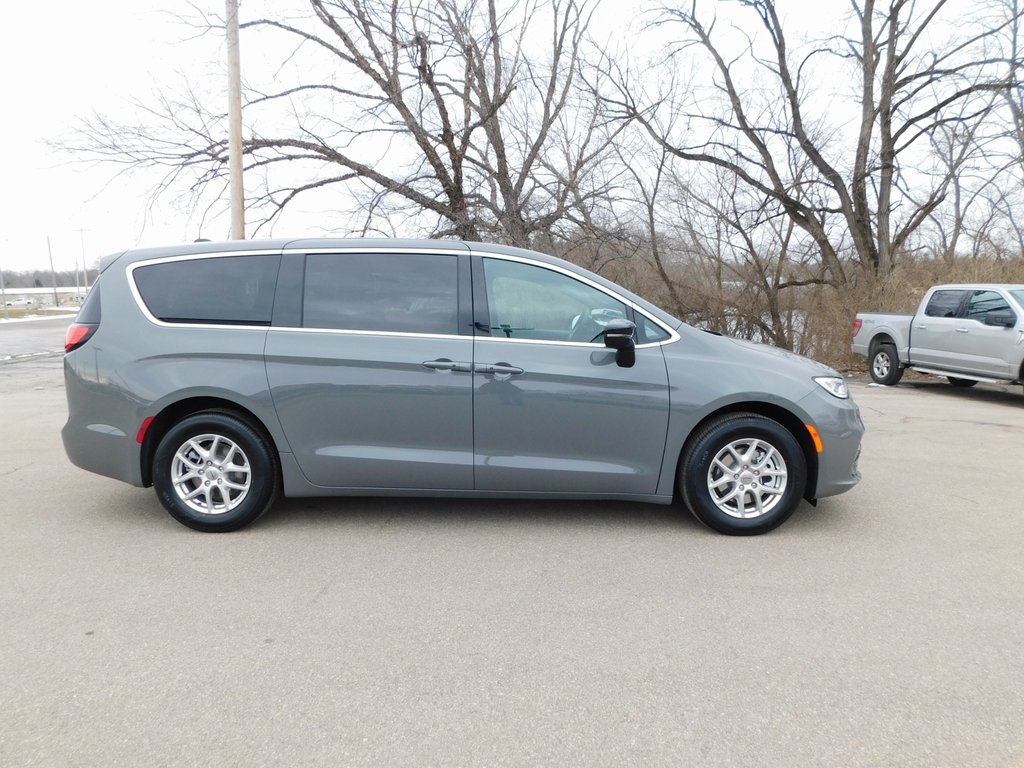 2025 Chrysler Pacifica photo 2