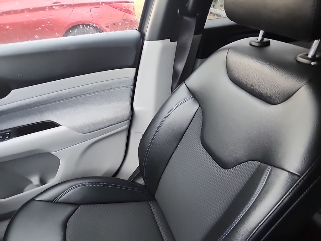 2024 Jeep Compass Latitude photo 13