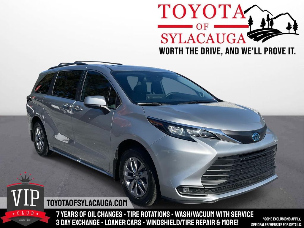 2025 Toyota Sienna XLE's photo