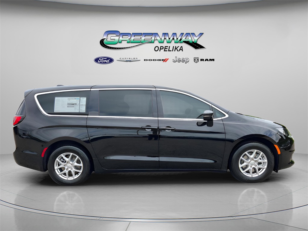 2026 Chrysler Voyager LX photo 8