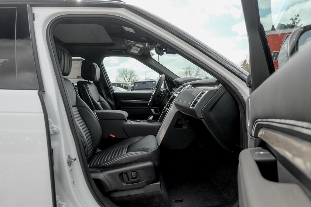 2025 Land Rover Discovery Metropolitan Edition photo 21