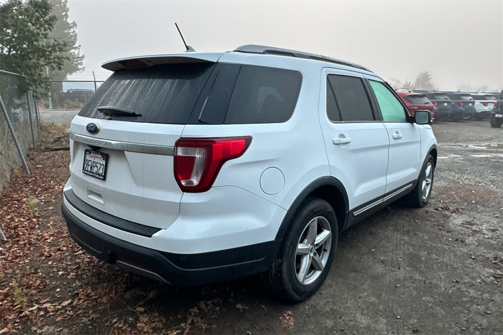 2019 Ford Explorer XLT photo 2