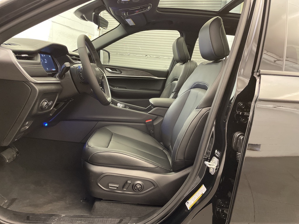 2025 Jeep Grand Cherokee Limited photo 11