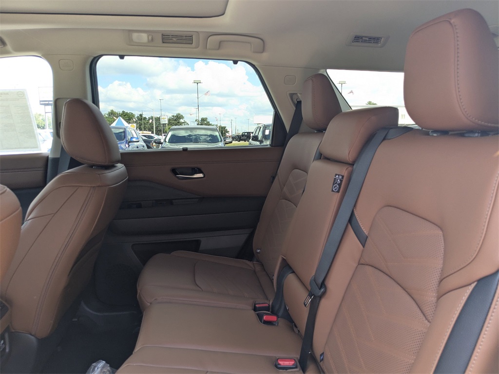 2025 Nissan Pathfinder Platinum photo 12