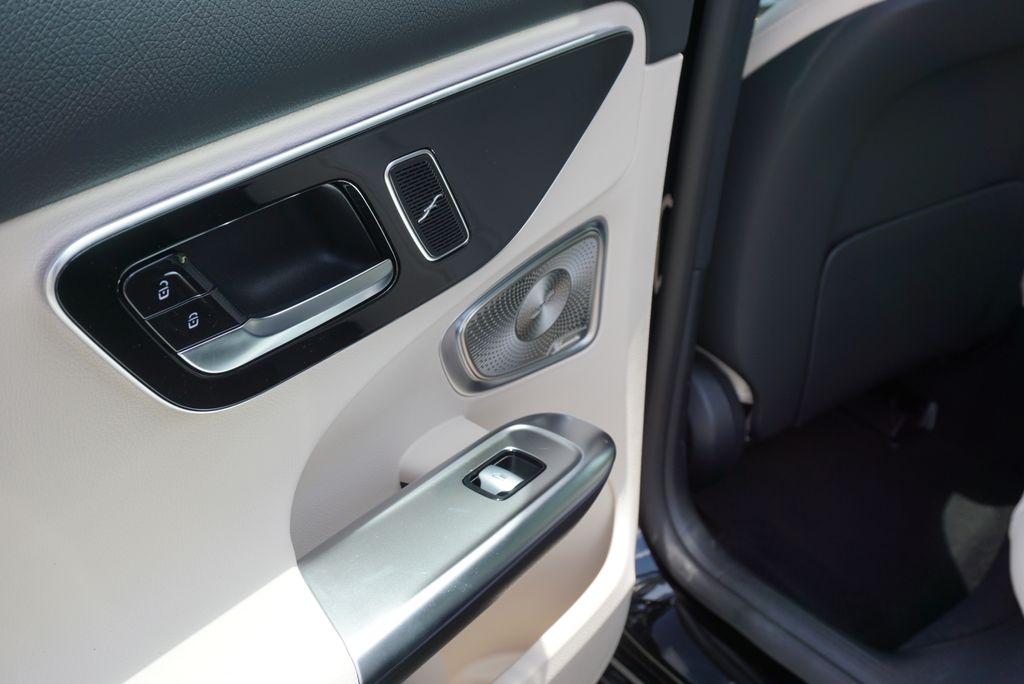 2025 Mercedes Benz C 300 photo 39