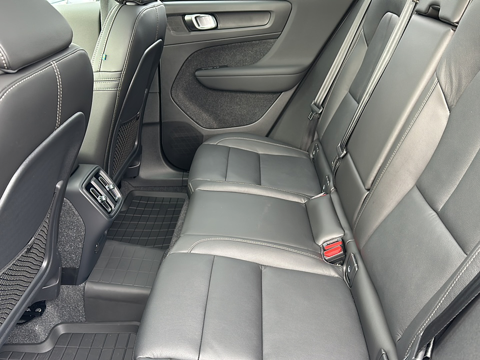 2025 Volvo XC40 AWD Plus photo 9