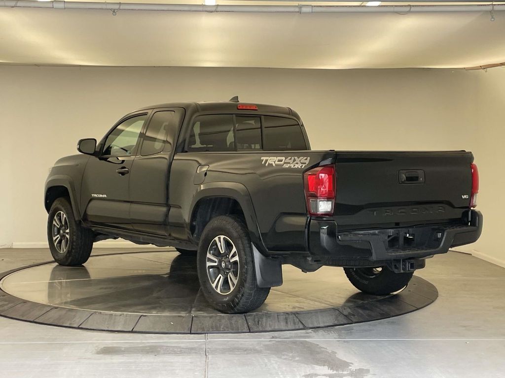 2018 Toyota Tacoma TRD Sport photo 3