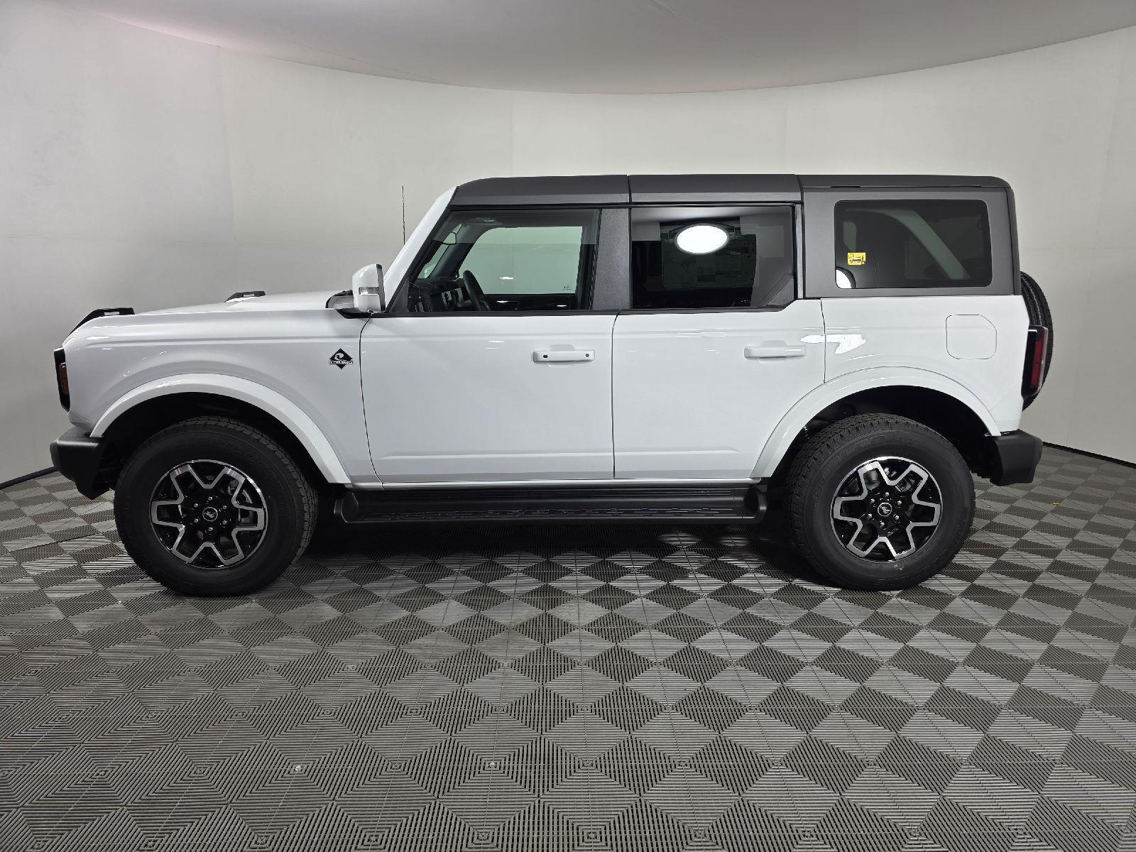 2025 Ford Bronco Outer Banks photo 2