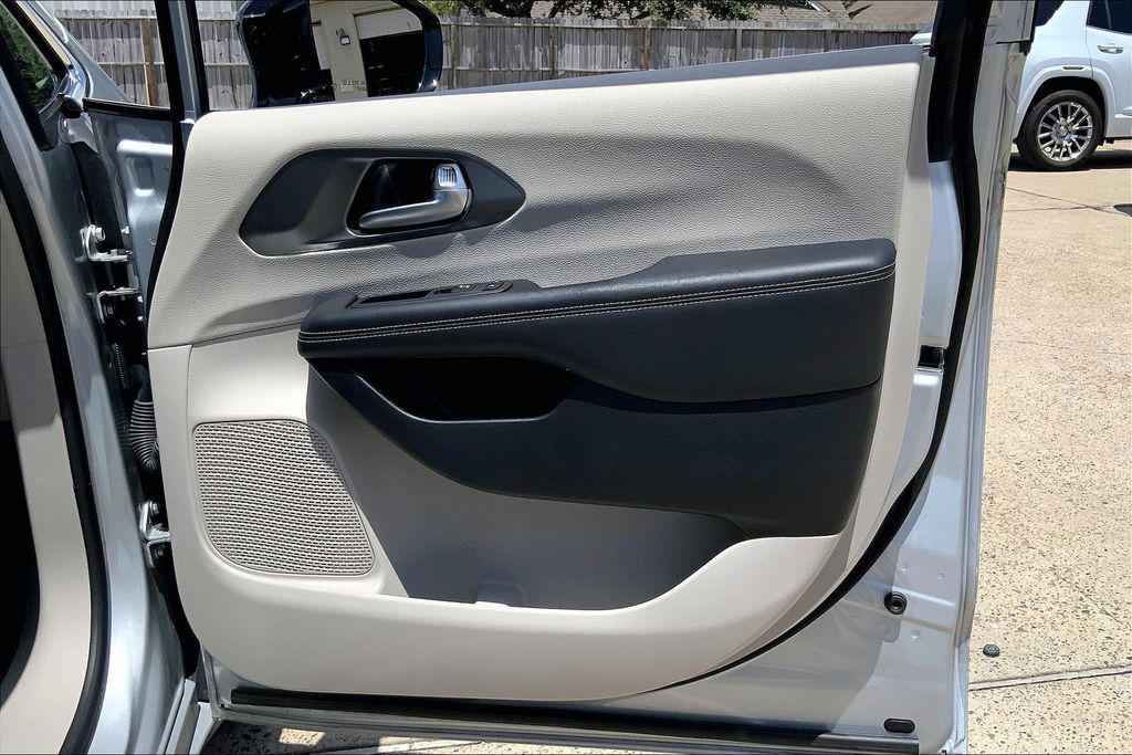 2024 Chrysler Pacifica Touring L photo 17