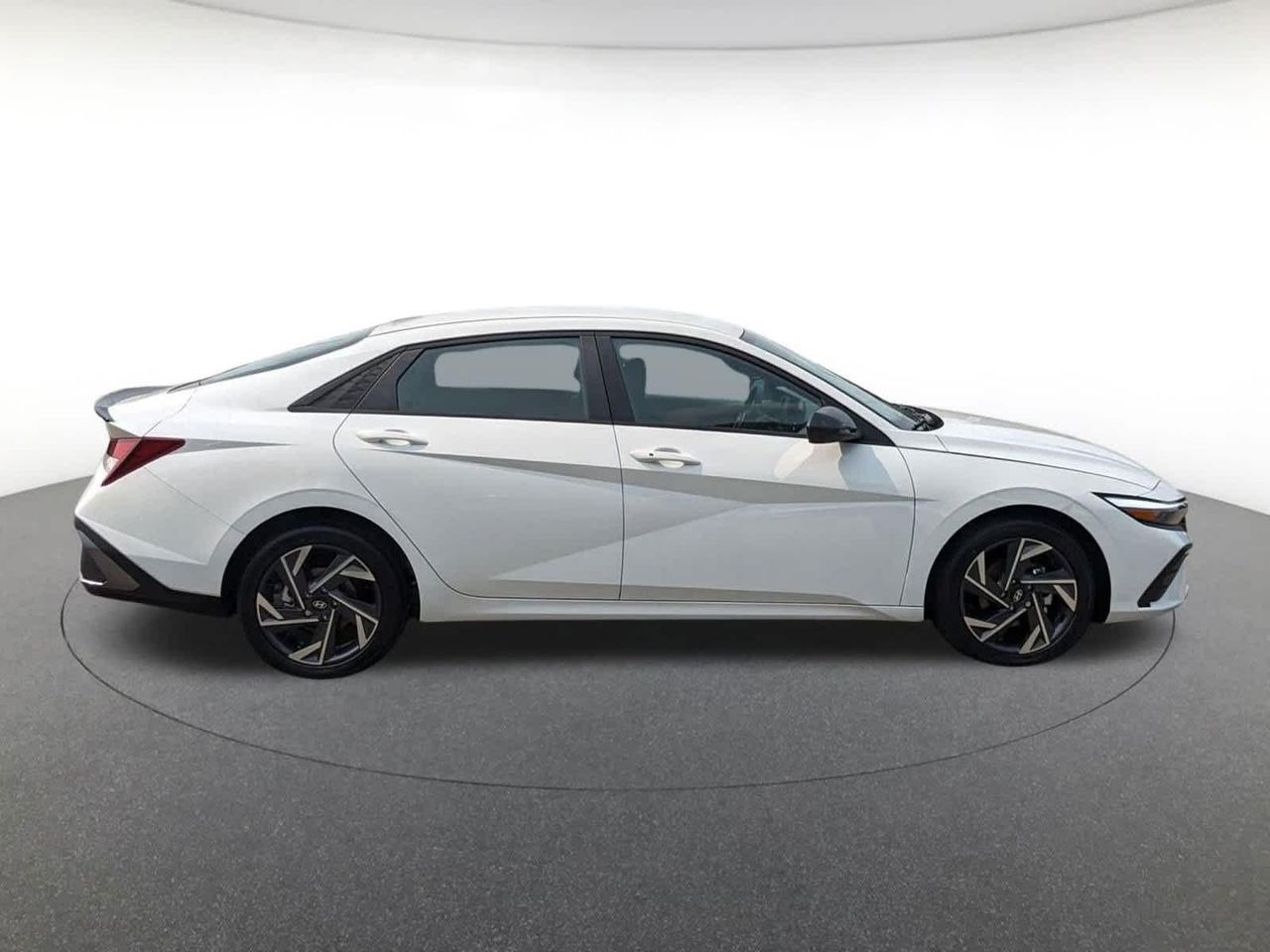 2025 Hyundai Elantra SEL Sport photo 3