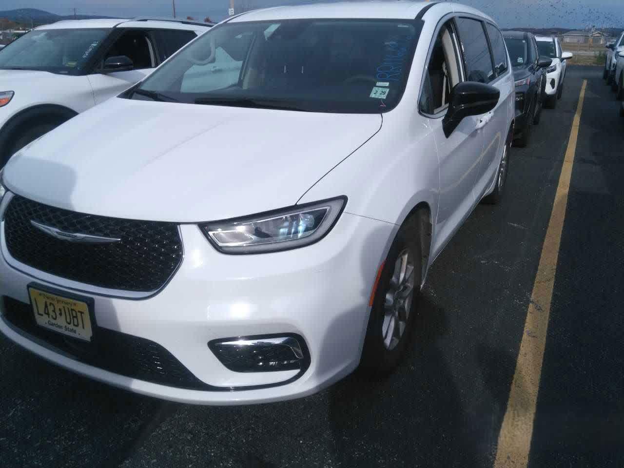 2024 Chrysler Pacifica Touring L's photo