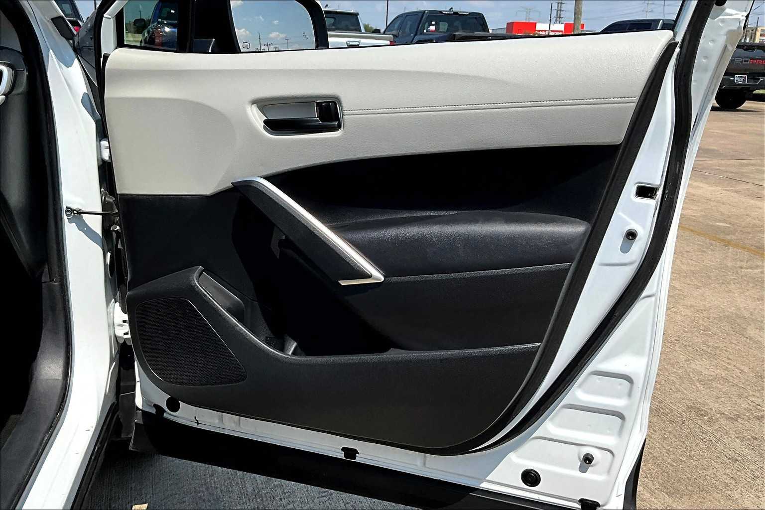2023 Toyota Corolla Cross LE photo 21