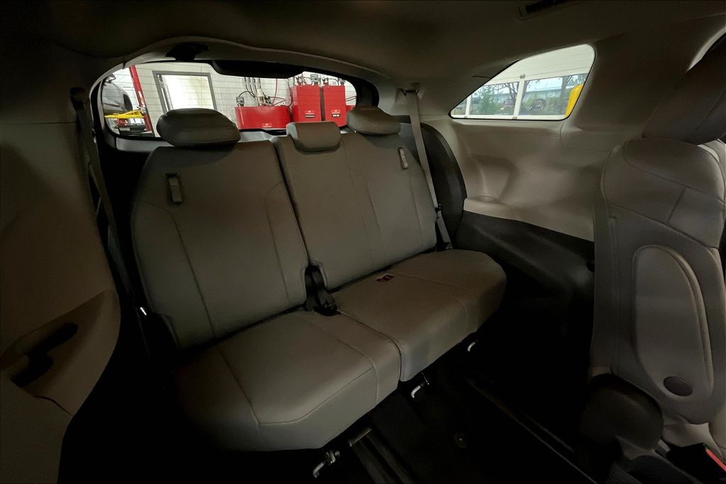 2021 Toyota Sienna XLE photo 27