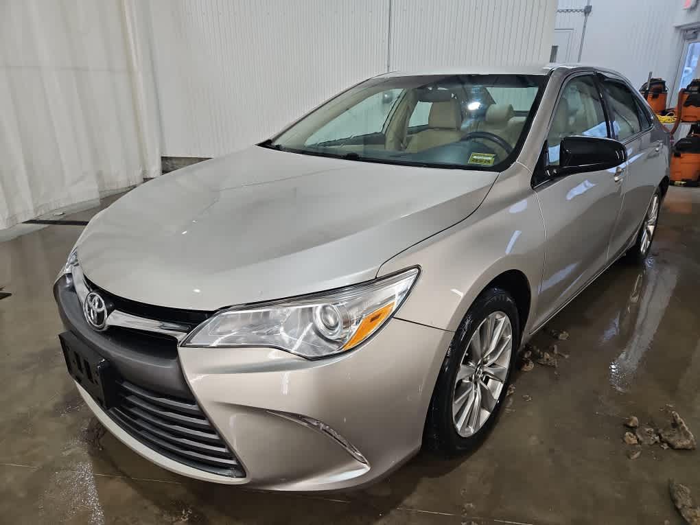 2016 Toyota Camry XLE's photo