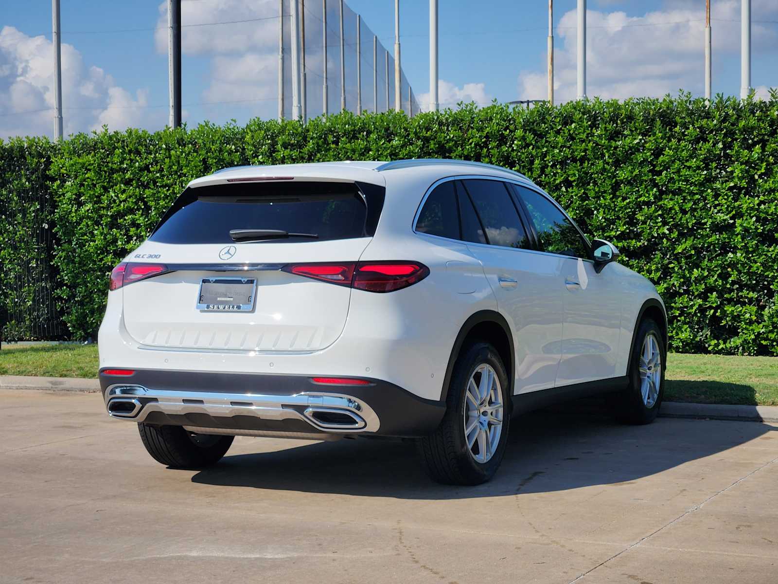2025 Mercedes Benz GLC 300 photo 4