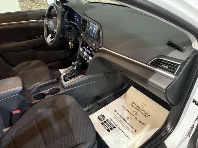 2020 Hyundai Elantra SEL photo 3