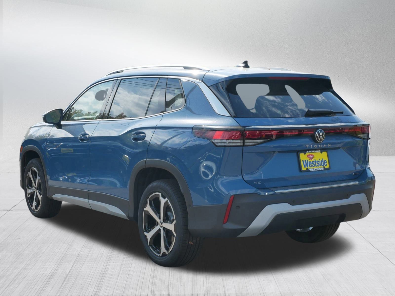 2025 Volkswagen Tiguan SE photo 2