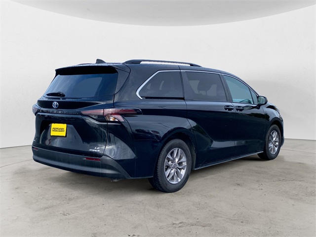 2023 Toyota Sienna LE photo 5