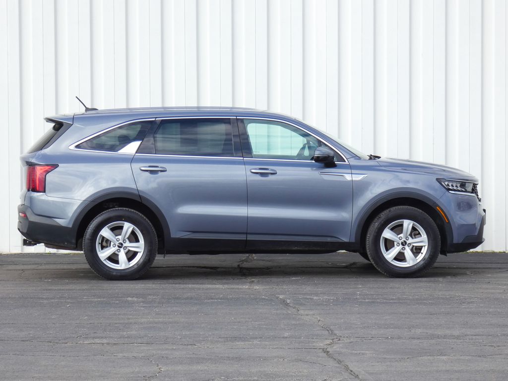 Used 2022 Kia Sorento LX with VIN 5XYRGDLC0NG081289 for sale in Kansas City