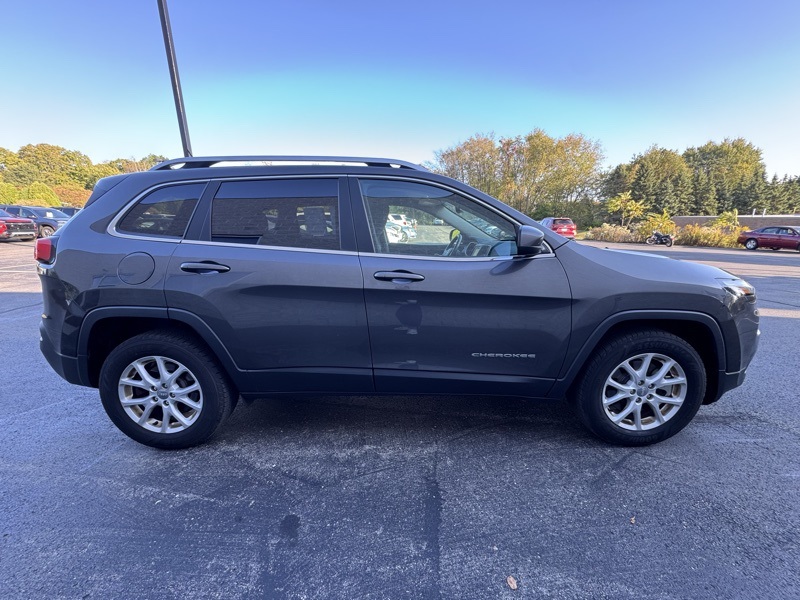 2017 Jeep Cherokee Latitude photo 2