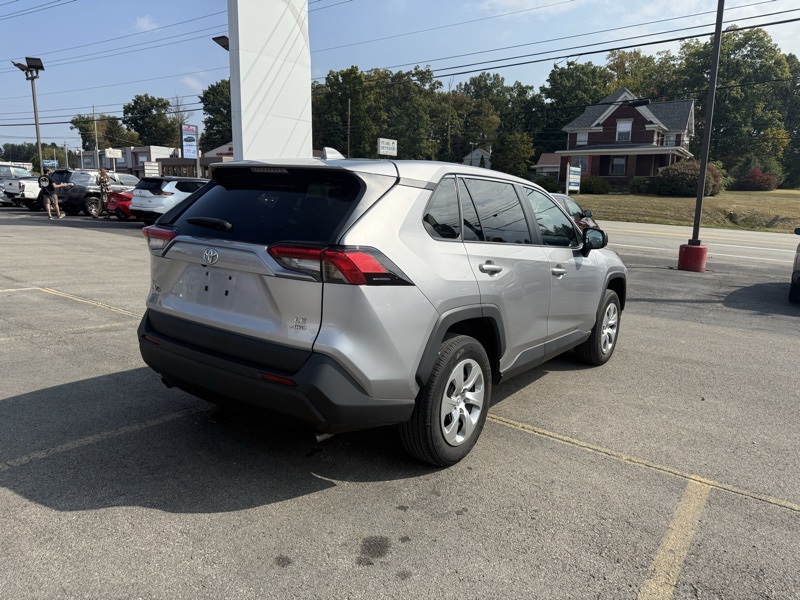 2022 Toyota RAV4 LE photo 5