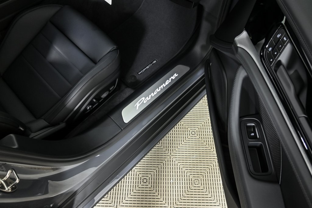 2025 Porsche Panamera Base photo 24