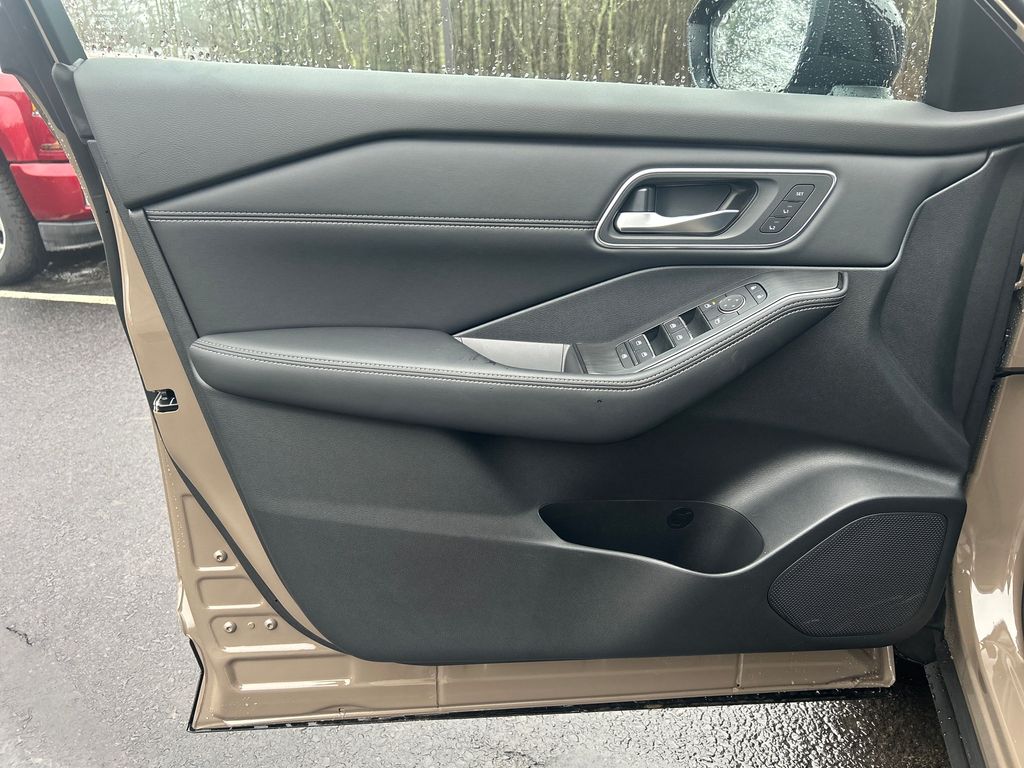 2025 Nissan Rogue Platinum photo 15