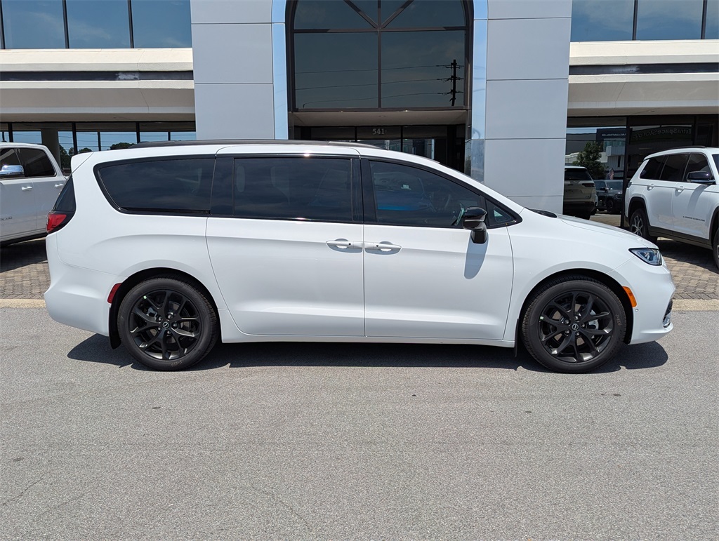 2026 Chrysler Pacifica Limited photo 2