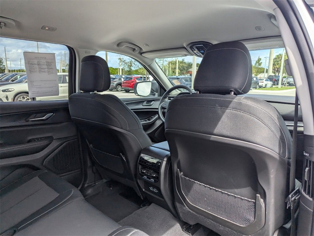 2023 Jeep Grand Cherokee Laredo photo 11