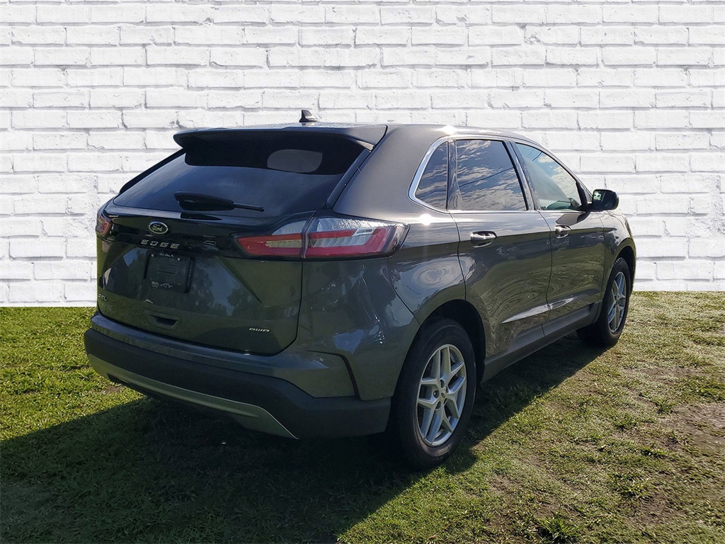 2022 Ford Edge SEL photo 2