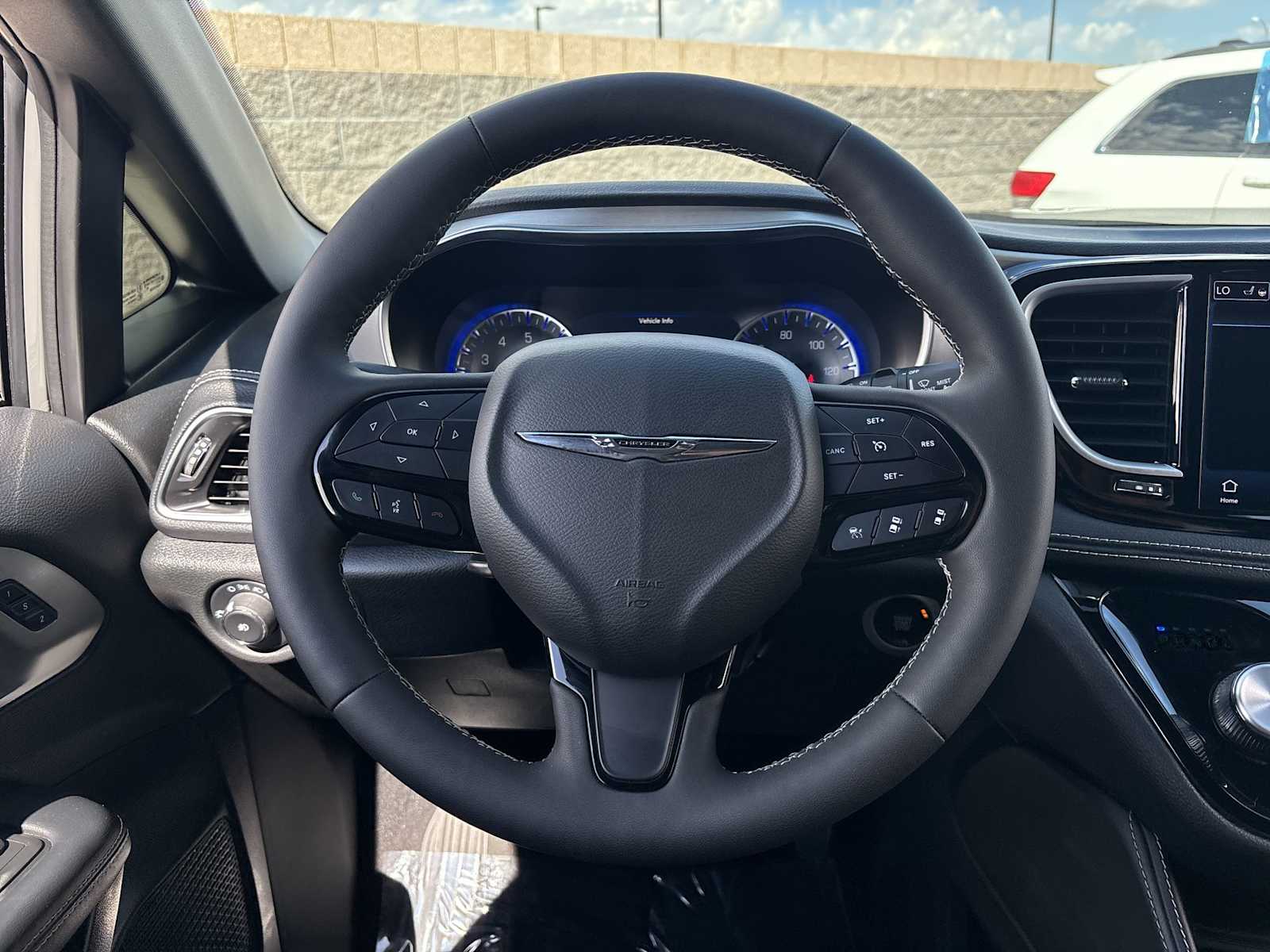 2023 Chrysler Pacifica Limited photo 2