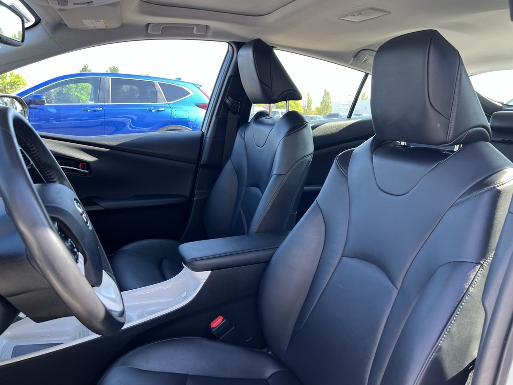 2016 Toyota Prius Four photo 11