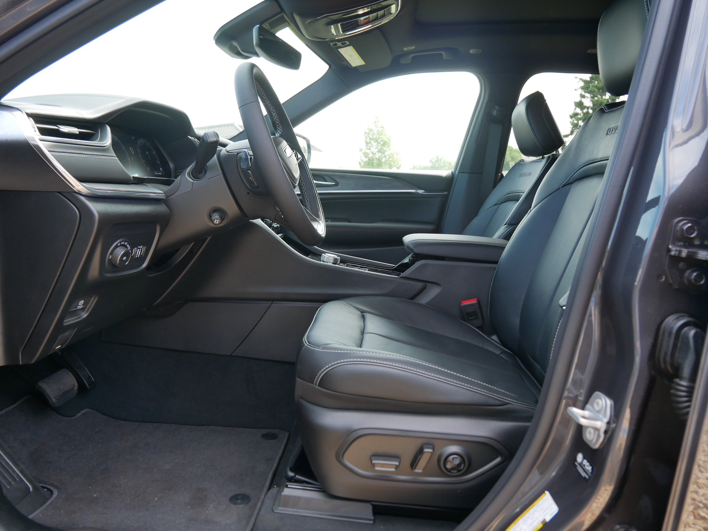 2025 Jeep Grand Cherokee Overland photo 6