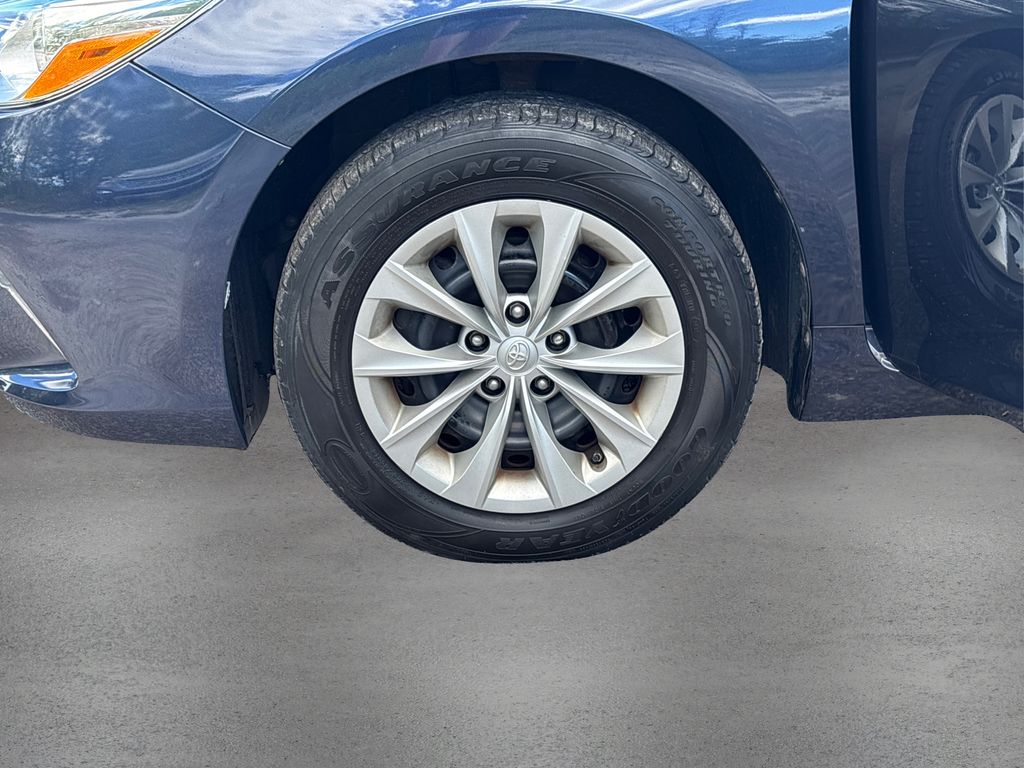 2016 Toyota Camry LE photo 12